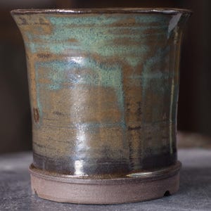 手作りの炻器製盆栽鉢 - 茶色と黒の粘土に、淡い緑と茶色の斑入り釉薬を施しました