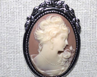 Lady Cameo Necklace