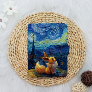 Peut inclure: Une impression rectangulaire représentant un personnage Eevee stylisé sur un fond de ciel nocturne tourbillonnant bleu foncé et jaune, avec des coups de pinceau épais et visibles rappelant une peinture à l'huile, incluant une flèche.