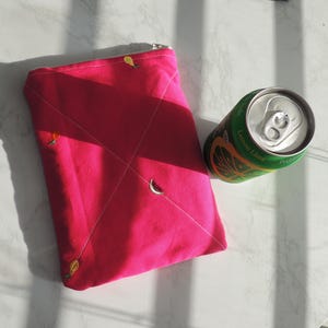Handsytt quiltat sommarfodral till Kindle/e-läsare - fruktpunch berusad