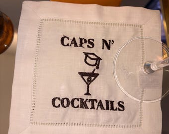 Servilletas de graduación bordadas de Caps N Cocktails, fiesta de graduación divertida, juego de 4 servilletas, regalo de graduación, decoración para fiesta de graduación, promoción de 2026