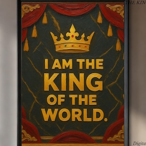以下が含まれることがあります： 暗い緑色の背景に「I AM THE KING OF THE WORLD」と金色の文字が書かれた額入りのポスター。テキストの上には金の王冠があります。フレームには赤と金のアクセントがあります。デジタルダウンロード。