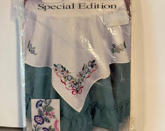 Vintage Bucilla Special Edition Tabletopper 40x40 Blue Violet Bouquet 64234 New