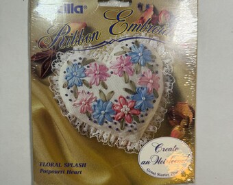 Bucilla Bandstickerei Floral Splash Potpourri Herz 41000 Vintage Neu