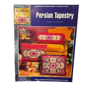 Könnte beinhalten: Eine Broschüre für Nadelmalerei und Kreuzstich mit einem "Persian Tapestry"-Design. Das Bild zeigt drei rote Kissen mit komplizierten Mustern, einen gelben Stuhl und den Text "StitchWorld X-stitch". Die Designgröße beträgt 38,1 x 31,75 cm.