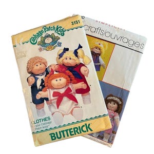 Könnte beinhalten: Zwei Vintage-Schnittmusterhefte mit Cabbage Patch Kids. Das Butterick-Muster zeigt drei Puppen in Matrosenoutfits. Das zweite Muster, Simplicity, zeigt zwei Puppen. Die Hefte sind altersbedingt vergilbt.