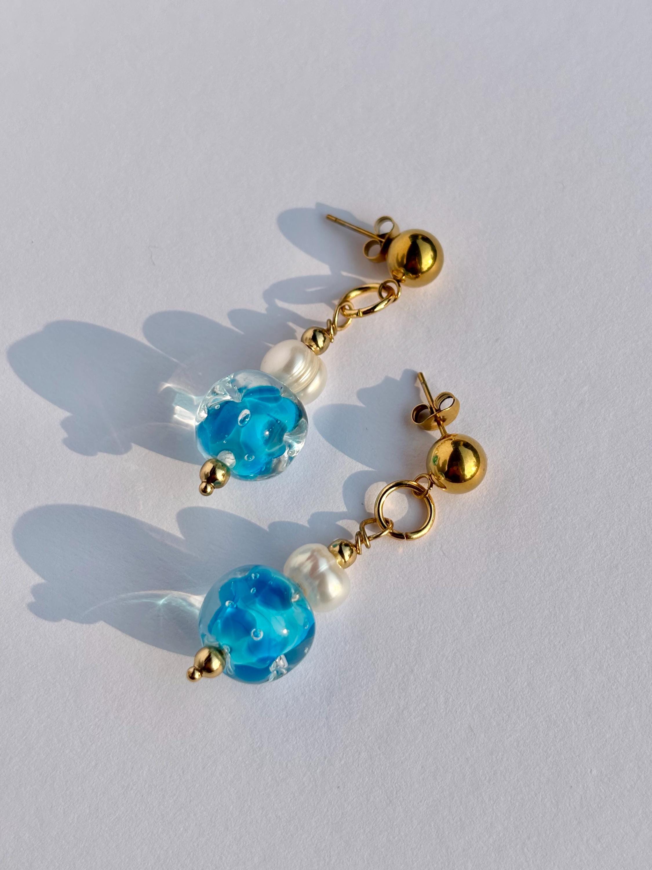 Water Dream Earrings – Hand-formed glass beads with water effect & freshwater pearl – Stainless steel gold