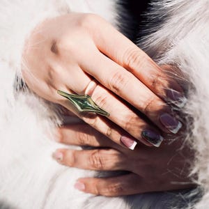 MORPHOS GREEN glazen ring – handgeblazen borosilicaatglas – 3D ruitvorm – doorschijnend groen