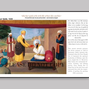 Puede incluir: Una pintura histórica enmarcada que representa una escena religiosa de 1539 en Kartarpur Sahib. La obra muestra a una figura con túnica amarilla entregando un libro a una figura sentada de blanco, con espectadores y texto en punjabí e inglés.