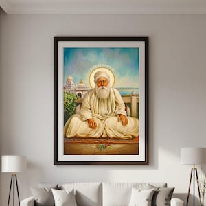 Könnte beinhalten: Gerahmtes Porträt einer religiösen Figur mit langem weißem Bart und Turban, die sich im Freien aufhält. Das Kunstwerk zeigt einen ruhigen Ausdruck, trägt weiße Gewänder und einen Heiligenschein. Der Hintergrund umfasst ein Gebäude und ein Gewässer.