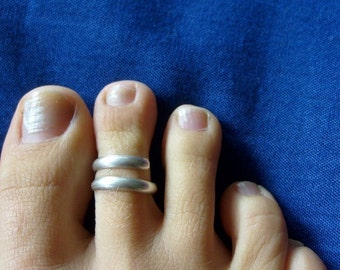 Silver toe ring .... adjustable