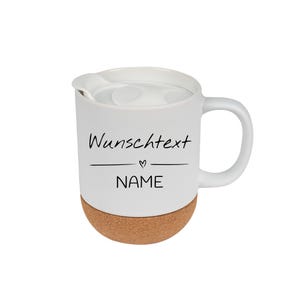 Könnte beinhalten: Weiße Keramiktasse mit Korkboden und weißem Deckel. Die Tasse hat einen gebogenen Griff und trägt den Text "Wunschtext" über "NAME" mit einem Herzsymbol. Die Tasse ist für Heißgetränke konzipiert.