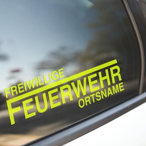 Klistermärke från frivillig brandkår med platsinformation, neongult, neonrött, bilklistermärke med anpassad text, inomhus och utomhus.