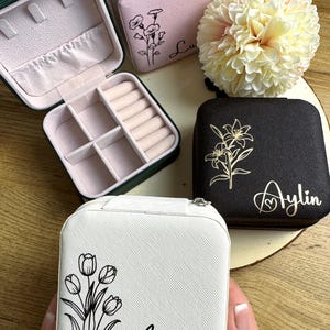 Portagioielli da viaggio personalizzato, organizer per gioielli 10 x 10 cm, scatola per anelli, portagioielli, portagioielli con nome/testo desiderato e fiore mensile