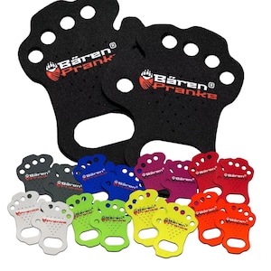 Könnte beinhalten: Eine Sammlung von Bären Pranke Griffpolstern in verschiedenen Farben, darunter Schwarz, Grau, Blau, Lila, Pink, Rot, Weiß, Grün, Gelb und Orange. Die Pads haben ein pfotenartiges Design mit dem Markenlogo.