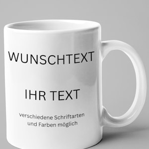Könnte beinhalten: Weißer Keramikbecher mit dem Text "WUNSCHTEXT" und "IHR TEXT" in Schwarz gedruckt. Darunter steht der Satz "verschiedene Schriftarten und Farben möglich". Der Becher hat einen gebogenen Griff.