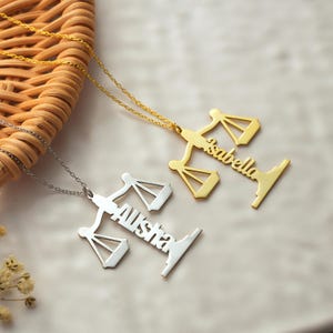 Colar personalizado com balança da justiça, colar com nome para advogado, presente de Natal para advogado, joias personalizadas, presentes de Natal