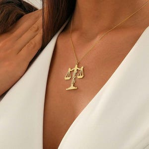 Colar personalizado com balanças da justiça, pingente personalizado da justiça, colar da justiça com detalhes especiais do nome, presente para advogado, presentes de Natal