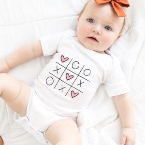 Valentine Sweatshirt XOXO Tic Tac Toe Valentines Shirts for Women Love Heart Cute Crewneck Pullover Women Shirt Gift For Her Wife GF UNISEX