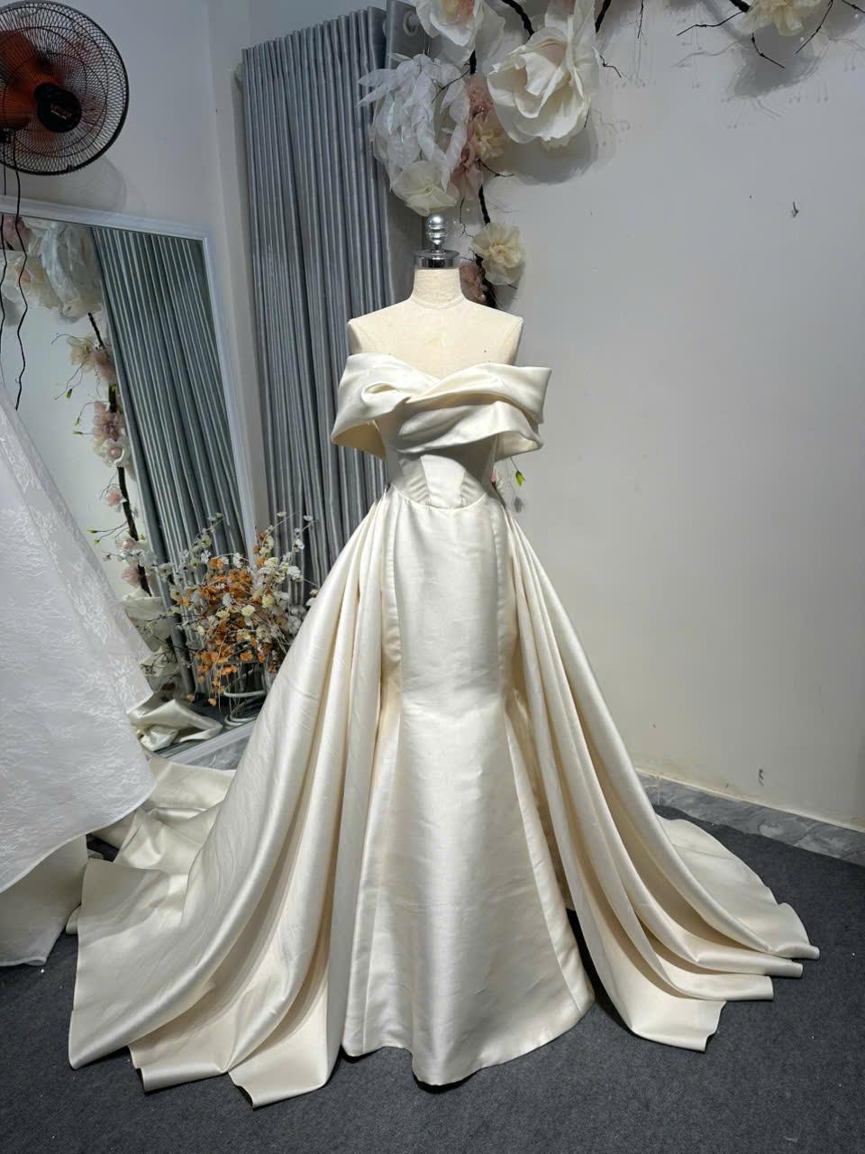 ヴィヴィアンウエストウッド オーブデザイン シルク 結婚式 クリーニング済み Vivienne Westwood - ヴィヴィアン ウエストウッド VIVIENNE