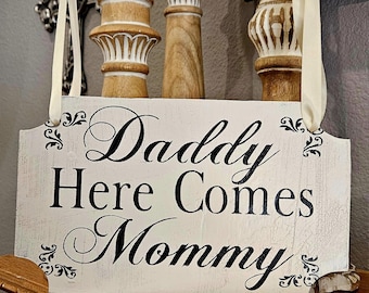 Daddy Here Comes Mommy Sign | Wedding Sign | 10x6 | Flower Girl Sign | Ring Bearer Sign | Here Comes The Bride Sign | AGED or NOT AGED