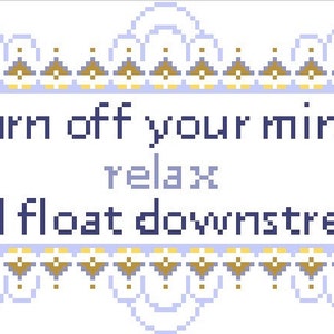 Puede incluir: Una pancarta decorativa azul y amarilla con fondo blanco. La pancarta tiene un borde decorativo y el texto "turn off your mind relax and float downstream".