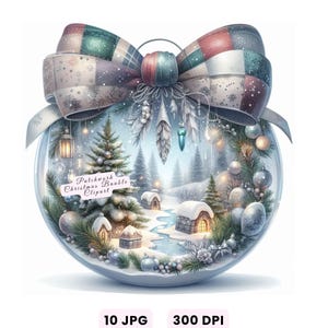 Może przedstawiać: Przezroczysta szklana bombka choinkowa z zimową scenerią w środku, przedstawiająca ośnieżone drzewa i domy. Bombka zwieńczona jest patchworkową kokardą w odcieniach niebieskiego, czerwonego i zielonego. Widoczny jest tekst "Patchwork Christmas Bauble Clipart".