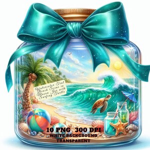 Puede incluir: Una cinta azul turquesa atada alrededor de un frasco de vidrio con una escena de playa en su interior. La escena incluye una palmera, una pelota de playa, una ola, una tortuga marina y una concha. El texto "Watercolor Teal Beach Scene in Mason Jar with Surfing Turtle" está escrito en una etiqueta blanca dentro del frasco. El texto "10 PNG 300 DPI WHITE BACKGROUND TRANSPARENT" está escrito debajo del frasco.