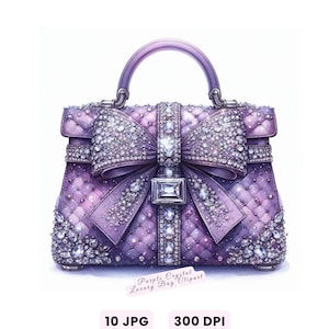 Puede incluir: Ilustración en acuarela de un bolso morado con un lazo y adornos de cristal. El bolso tiene un patrón acolchado y un asa superior. El lazo está adornado con cristales brillantes y el bolso tiene un cierre rectangular de cristal. El texto "Purple Crystal Luxury Bag Clipart" está en la parte inferior.