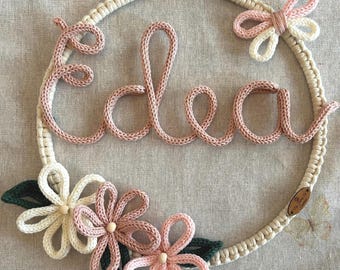 Fiocco nascita personalizzato con nome in tricotin e cerchio in macrame’