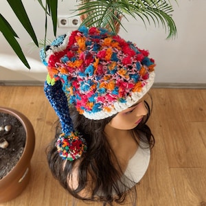 かぎ針編みのビーニー帽子手作り、ウールの暖かい冬用ベレー帽、素朴なアウトドア風ニットビーニー、多彩なマルチカラービーニー、ポンポン付きロングビーニー帽子