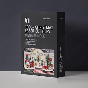 Puede incluir: Una caja rectangular negra con el texto 1000+ CHRISTMAS LASER CUT FILES MEGA BUNDLE, formatos SVG, CDR, DXF y una imagen central de decoraciones navideñas en miniatura que incluyen árboles, casas y un letrero A SLICE OF Christmas.