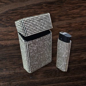 Le scatole per sigarette e l'accendino con strass sono disponibili in quattro misure, perfette per riporre le sigarette.