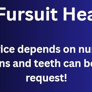 Op de afbeelding: Witte tekst op een blauwe achtergrond: "Custom Fursuit Head Bases!". Verdere tekst geeft aan dat elke soort beschikbaar is, de prijs afhankelijk is van het aantal onderdelen en aparte hoorns en tanden op aanvraag kunnen worden toegevoegd.