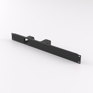 Könnte beinhalten: Schwarze Wandhalterung aus Metall mit einem rechteckigen Ausschnitt. Die Halterung ist für die Aufnahme eines Geräts oder einer Leuchte konzipiert.