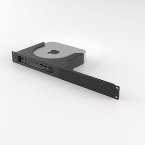 Può includere: Un supporto in metallo nero per un computer, con un computer argentato attaccato alla parte superiore. Il supporto ha un braccio lungo e piatto che si estende verso destra.