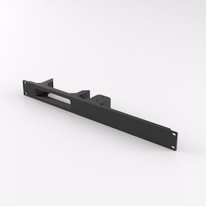 Pode incluir: Suporte de metal preto com um recorte retangular e uma seção elevada no lado direito. O suporte é projetado para montagem e tem uma superfície plana.