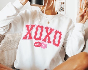 Felpa XOXO Maglietta carina per San Valentino per donna Love Girocollo San Valentino Varsity Vintage Felpa Regalo per fidanzata Galentine's Day