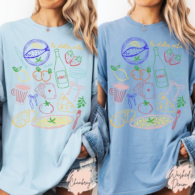 K&ouml;nnte beinhalten: Hellblaue T-Shirts mit einem farbenfrohen italienischen Food-Themen-Grafik. Das Design umfasst einen Fisch, eine Weinflasche, Erdbeeren und andere Lebensmittel, mit dem Text "la dolce vita".