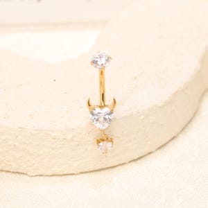Piercing de umbigo em forma de coração com zircônia cúbica 14G, estilo chifre, em titânio, dourado e prateado, estilo gótico, para o Halloween. Joia delicada para o corpo. Piercing em barra.