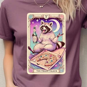 Prullenbak prater tarotkaart shirt – grappige wasbeer bier drinken en pizza eten T-shirt – roddels minnaar cadeau – zelfspot zoute humor T-shirt