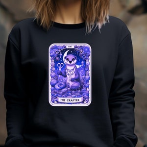 Crafter Tarot Shirt - Moletom fofo de lontra para artesanato - Presente de Natal de animal criativo - Top místico para mãe e avó - Estética boho, Mysticre