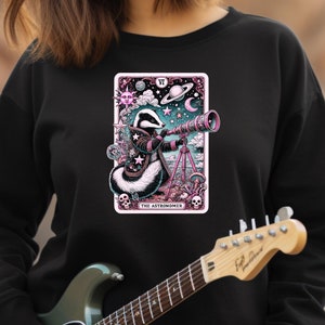 Astronom Shirt - Himmlisches Tarot Karten Sweatshirt - Süßes Stinktier im Weltraum - Mysticore Astronomie Geschenk für Stargazer, Pathfinder & die NASA