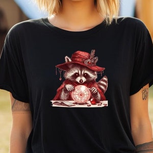 Maglietta Raccoon Fortune Teller, maglietta estetica Gypsycore, top antropomorfo psichico, maglietta Gypsy Witchy, regalo di medie dimensioni per amanti degli animali mistici