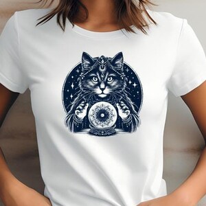 Maglietta Cat Fortune Teller - Gattino stravagante con sfera di cristallo, maglietta artistica mistica, stile Boho Gypsycore, maglietta esoterica, regalo per gli amanti dell'astrologia