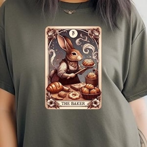 T-shirt de carte de tarot The Baker Bunny - Joli t-shirt artistique en forme de lapin de chef pâtissier pour les amateurs de tarot et les esprits bohèmes - Cadeau mystique fantaisiste
