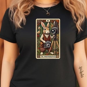 T-shirt en forme de lapin avec carte de tarot The Photographer – T-shirt art vintage livre de contes, T-shirt Shutterbug pour amoureux de l'appareil photo, motif lapin mystique inspiré de la nature