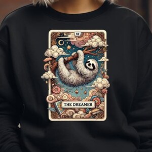 Träumer Sweatshirt - Tarot Karten Shirt - Mystisches Tagträumer Faultier Loungewear - Gemütliches Boho Geschenk für Romantikerinnen, Freigeister, Tochter, Schwester