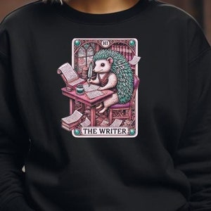 Sudadera de escritor - Camiseta de erizo con carta del tarot - Erizo literario acogedor, regalo para profesor de inglés, licenciado, amante de los libros, estudiante de escritura