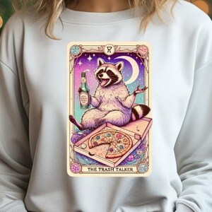 Moletom com cartas de tarô Trash Talker – Moletom engraçado de guaxinim – Moletom Salty Gossip Lover – Presente de humor de pizza e cerveja